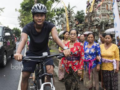 Striker Timnas Indonesia U-22, Ahmad Nur Hardianto, mengisi waktu libur dengan bermain sepeda di Ubud, Bali, Jumat (7/7/2017). Penyerang Persela ini sedang mengikuti pemusatan latihan jelang SEA Games. (Bola.com/Vitalis Yogi Trisna)