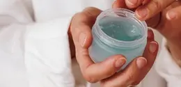 Niacinamide tidak boleh digunakan bersamaan dengan kandungan seperti vitamin C, karena bisa menyebabkan kemerahan dan iritasi pada kulit sensitif. Foto ilustrasi: unsplash.com/Nataliya Melnychuk.