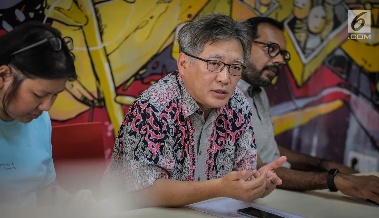 Aktivis HAM Andreas Harsono (tengah) didampingi Direktur Kantor Hukum dan HAM Lokataru Haris Azhar dan Direktur Rujak Center for Urban Studies Elisa Sutanudjaja saat konferensi pers ‘Menagih Janji Gubernur Mengambil Alih Pengelolaan Air Jakarta’ di Jakarta, Rabu (3/4). (Liputan6.com/Faizal Fanani)