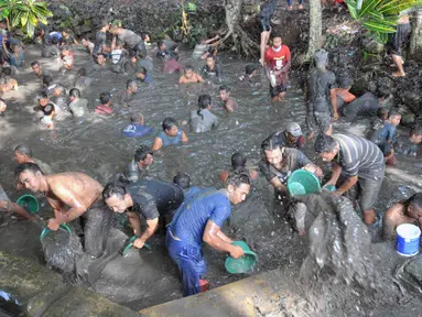 Warga melakukan prosesi resik sendang atau pembersihan mata air dalam tradisi Sadranan di Sendang Gede Pucung, Pudakpayung, Semarang, Jumat (12/4). Tradisi turun temurun membersihkan mata air dilanjutkan berdoa dan makan bersama itu sebagai rasa syukur atas limpahan rezeki. (Liputan6.com/Gholib)