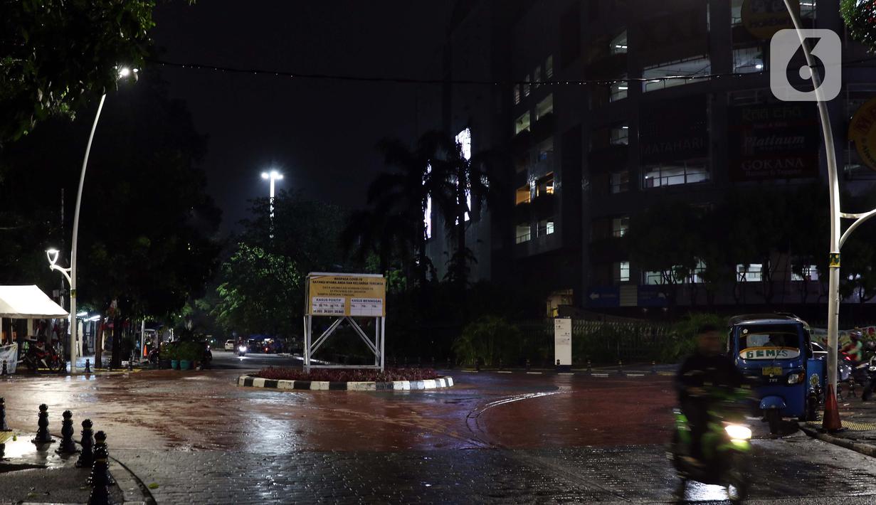 Pengendara motor melintas di kawasan Bulungan, Jakarta, Selasa (15/9/2020). Guna mengurangi pola penyebaran COVID-19, Pemda DKI Jakarta kembali menerapkan PSBB dengan membatasi aktivitas warga, perdagangan maupun perkantoran. (Liputan6.com/Helmi Fithriansyah)