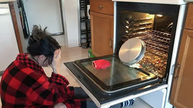 Momen Apes Saat Memasak, Dapur Bak Kapal Pecah. (Sumber: Boredpanda)