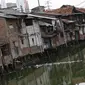Pemukiman kumuh berjajar di kawasan Roxi, Jakarta, Jumat (30/12). Badan Pusat Statistik (BPS) DKI menyatakan angka kemiskinan DKI Jakarta pada Maret 2016 sebesar 3,75 persen atau 384.000 orang. (Liputan6.com/Immanuel Antonius)