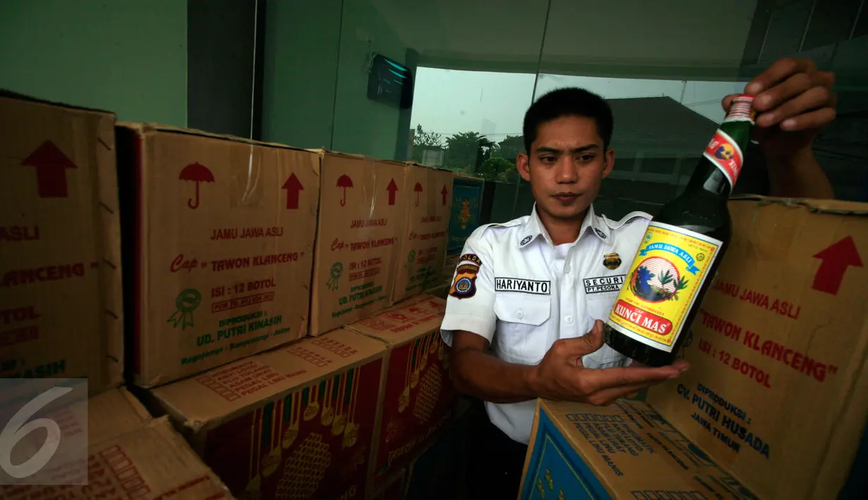Petugas menunjukkan barang bukti jamu kemasan botol di kantor BPOM Yogyakarta, Rabu (30/3/2016). BPOM Yogyakarta berhasil mengamankan 1.800 kardus jamu tradisional tanpa izin edar. (Foto: Boy Harjanto)