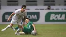 Pemain Persebaya Surabaya, Bruno Moreira Soares (kiri) berusaha melwati pemain PSS Sleman, Arthur Daniel Irawan saat laga pekan kelima BRI Liga 1 2021/2022 di Stadion Wibawa Mukti, Cikarang, Rabu (29/09/2021). (Bola.com/Bagaskara Lazuardi)