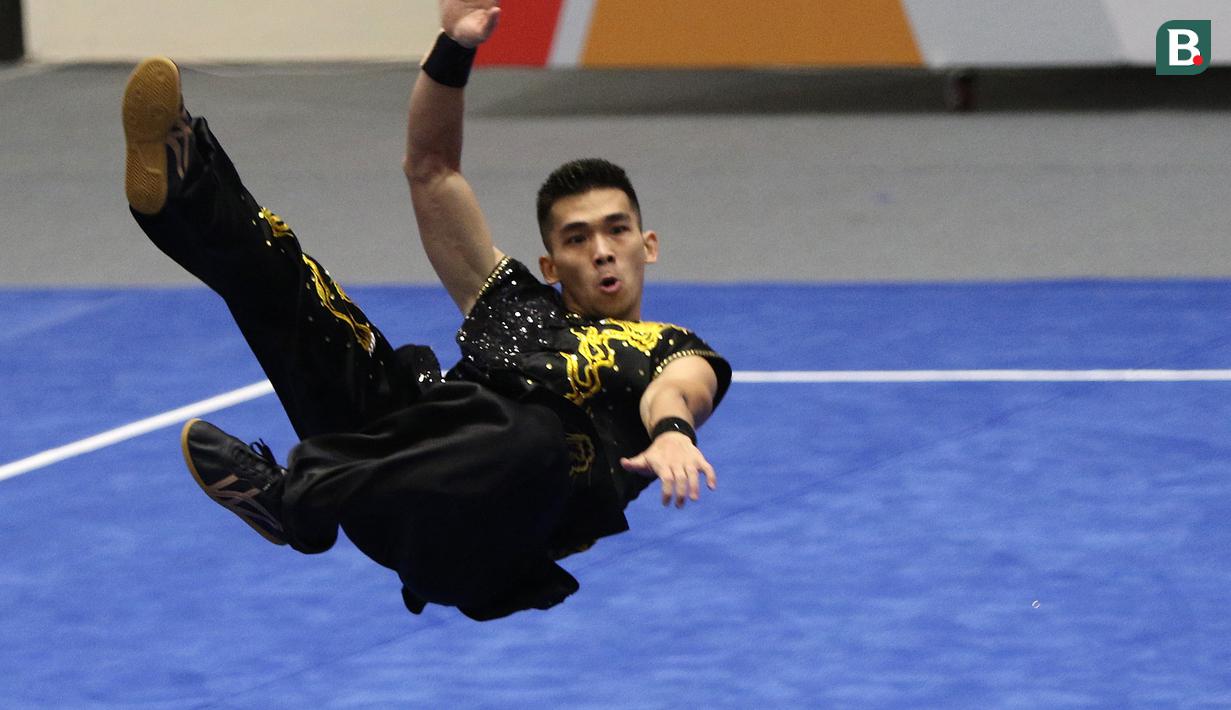 Atlet Wushu Indonesia, Harris Horatius saat bertanding dalam cabang olahraga Wushu nomor Taolu Nan Quan Putra SEA Games 2021 di Cau Giay Gymnasium, Hanoi, Sabtu (14/5/2022). Harris berada di posisi kedua dengan poin 9,7 sekaligus memastikan diri meraih medali perak dalam nomor pertandingan tersebut. (Bola.com/Ikhwan Yanuar)
