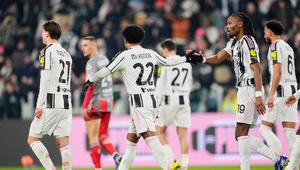 Pemain Juventus, Weston McKennie, mendapatkan ucapan selamat dari para pekannya pada lanjutan Liga Italia 2025/2026 di Juventus Stadium, Selasa (13/1/2025) dini hari WIB. (Fabio Ferrari/LaPresse via AP)