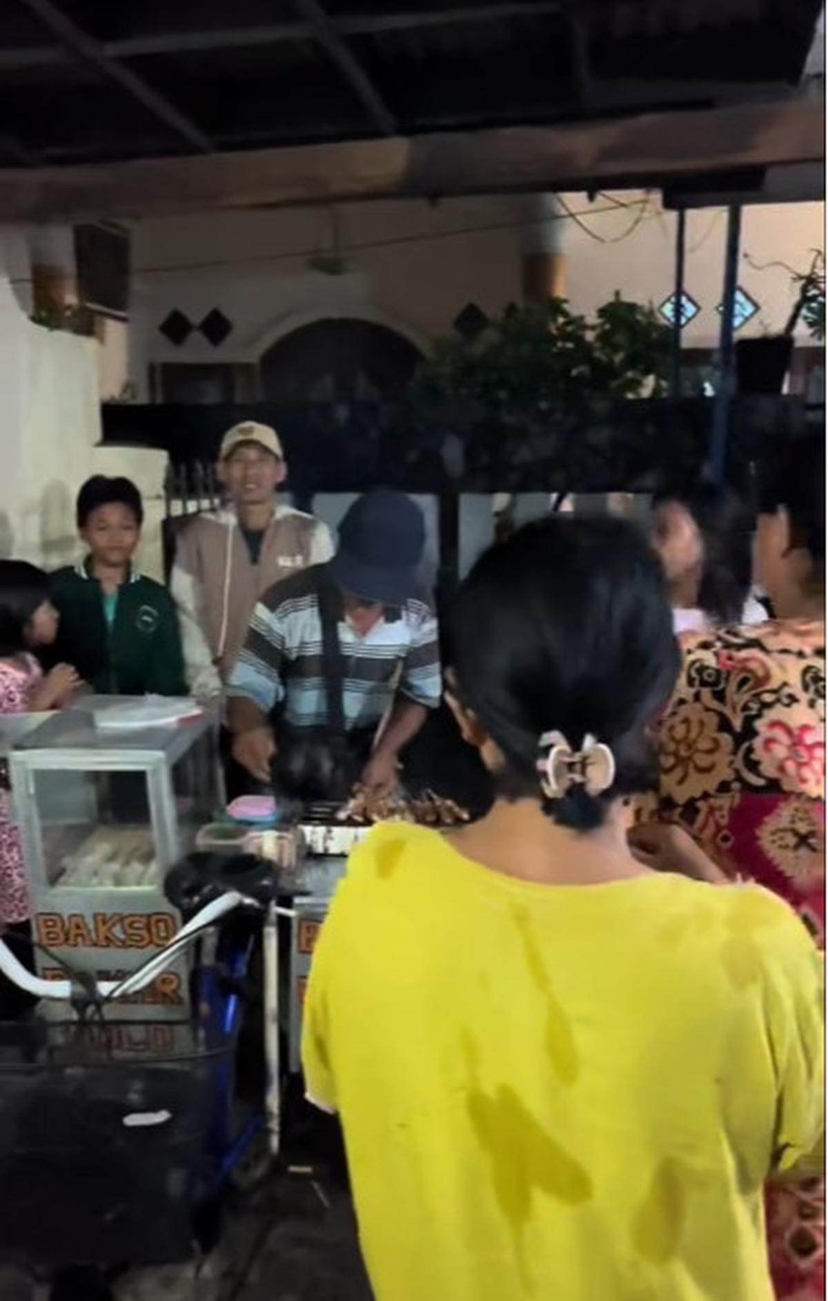 Ada Jajanan Kaki Lima hingga Musik Heboh, Momen Wanita yang Dapati Kejutan Ultah Ini Curi Perhatian