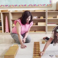 Belajar matematika lebih menyenangkan dengan metode Montessori.