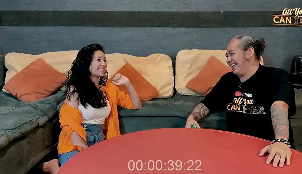 Sempat dua dekade membuat penasaran banyak penggemarnya. Banyaknya yang penasaran terkait hubungannya, Ferdy yang merupakan satu grup bersama Didi di Element menanyakan langsung ke Putri. [Youtube/Ferdy ELEMENT]