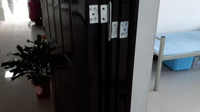 Pintu kamar asrama di 'Pusat pelatihan vokasional Hotan' di Hotan County, Prefektur Hotan, Xinjiang (Rizki Akbar Hasan / Liputan6.com)