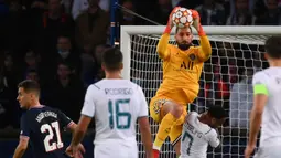 Gianluigi Donnarumma. Kiper berusia 22 tahun dengan tinggi yang ideal, 196 cm meruakan pemain terbaik Euro 2020 lalu. Ketenangannya dalam beberapa situasi adu penalti menjadi nilai lebihnya. Saat ini masih berjuang menjadi kiper nomor satu di PSG bersaing dengan Keylor Navas. (AFP/Franck Fife)