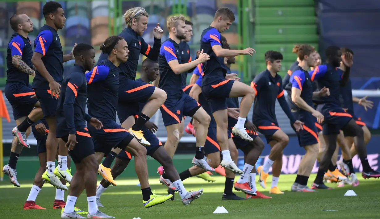 Para pemain Leipzig berlatih di Stadion Jose Alvalade, Lisbon, Portugal, Rabu (12/8/2020). Leipzig akan menghadapi Atletico Madrid pada perempat final Liga Champions. (Lluis Gene/Pool via AP)