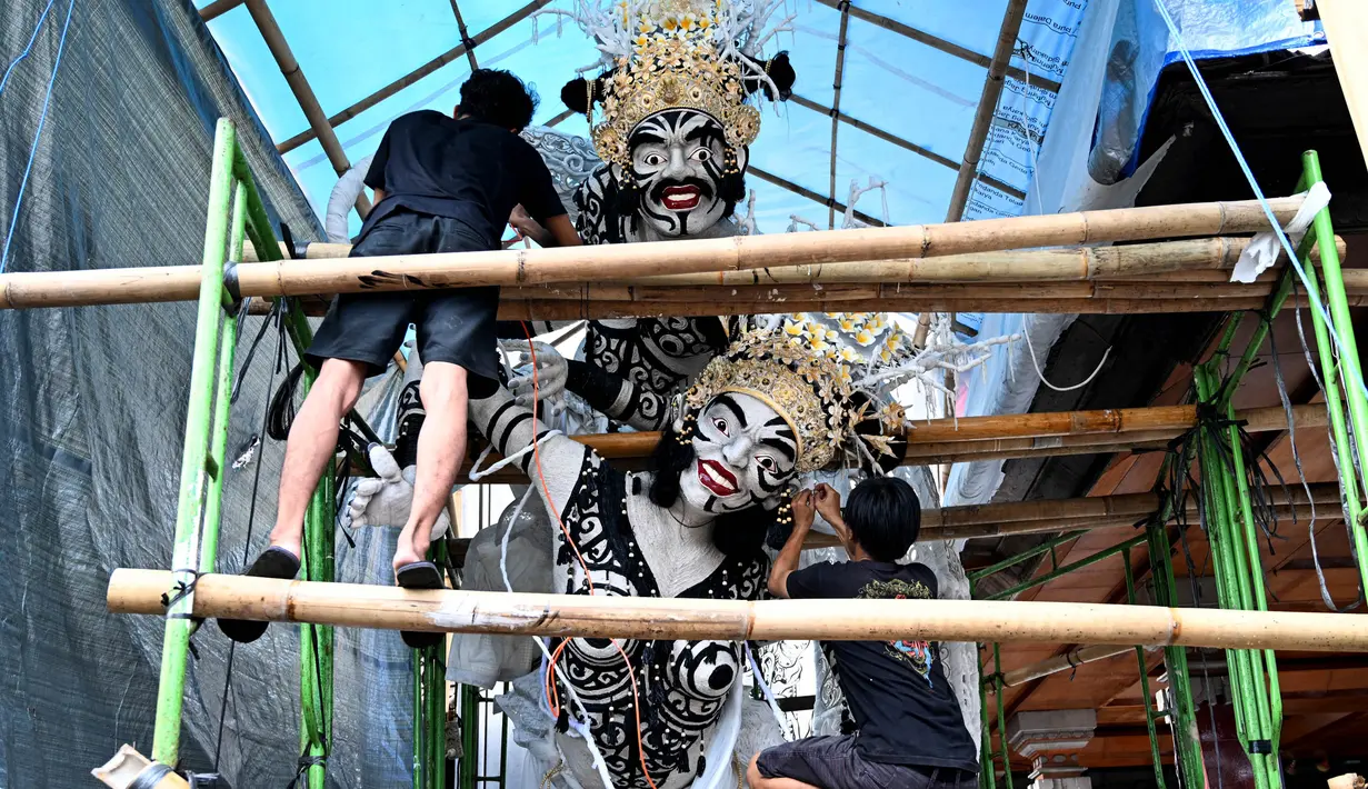 Ogoh-ogoh merupakan karya seni patung dalam kebudayaan Bali yang menggambarkan kepribadian Bhuta Kala. (SONNY TUMBELAKA/AFP)