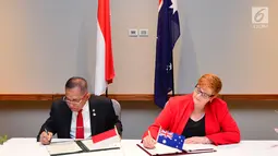 Menteri Pertahanan RI Ryamizard Ryacudu (kiri), Menteri Pertahanan Australia Marise Payne saat menandatangani perpanjangan perjanjian kerja sama Indonesia-Australia di Perth, Australia, Kamis (1/2). (Liputan6.com/Pool/Kemenhan)