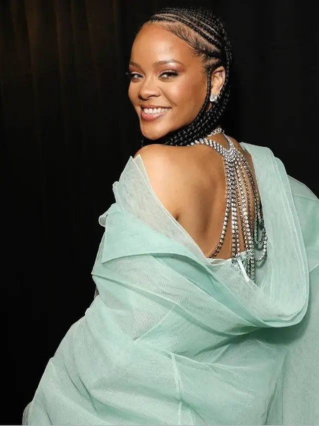 6 Selebritas Berbusana Terbaik di Karpet Merah British Fashion Awards 2019, dari Rihanna hingga Shailene Woodley