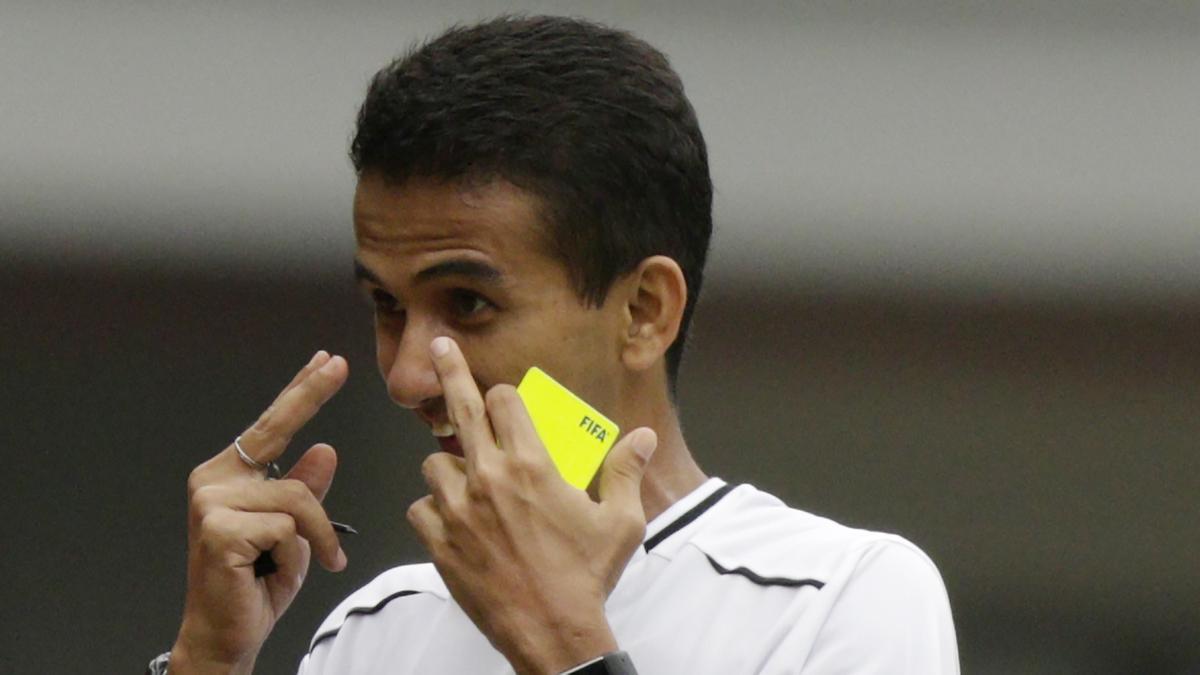 Catatan Kinerja Wasit hingga Pekan Ke-6 BRI Super League: Pengadil Asal Jepang Rajin Beri Penalti, Thoriq Alkatiri Paling Murah Kartu