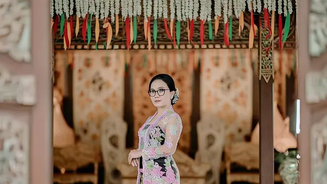 Contoh kebaya simpel modern untuk pesta pernikahan model kebaya tile bordir floral dengan rok tutu/Gambar Meta AI