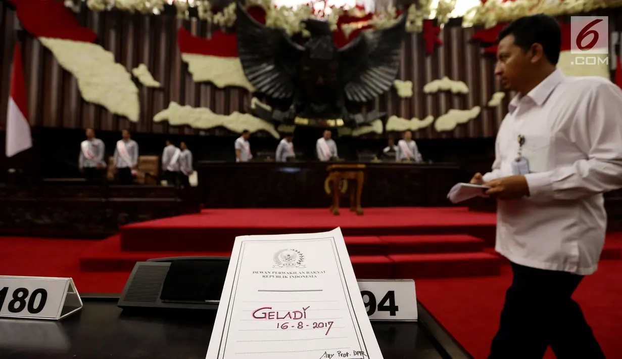 Suasana persiapan pidato Presiden di Kompleks Parlemen, Senayan, Jakarta, Senin (14/8). Persiapan tersebut dilakukan jelang Pidato presiden dalam rangkaian sidang tahunan MPR, DPR dan DPD pada 16 Agustus 2017. (Liputan6.com/Johan Tallo)