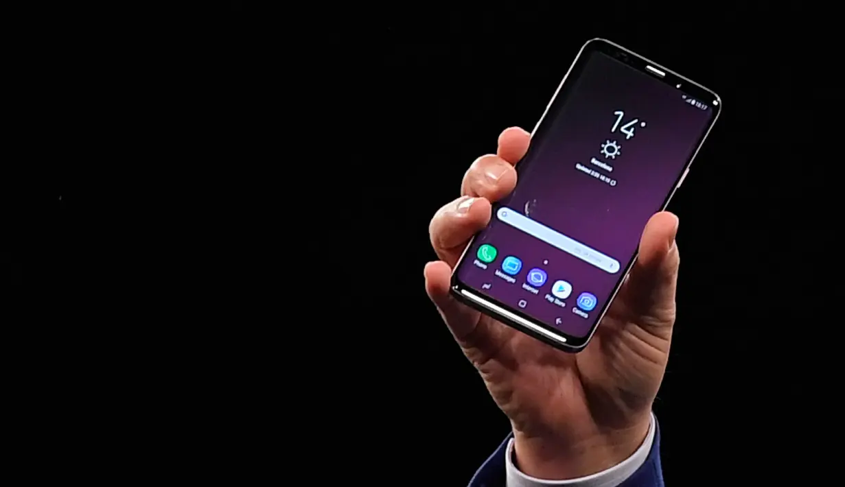 Samsung President of Mobile Communications Business, DJ Koh menunjukkan ponsel Samsung Galaxy S9 saat acara Samsung Galaxy S9 Unpacked di Barcelona, Spanyol (25/2). (AFP Photo/Lluis Gene)