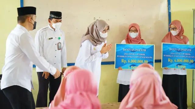 Bupati Banyuwangi Ipuk Fiestiandani (Kanan) menyerahkan secara simbolis insentif guru PAUD-TK (Istimewa)