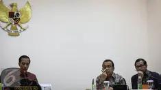 Presiden Jokowi (kiri) saat memimpin rapat terbatas di Kantor Presiden, Jakarta, Selasa (29/3/2016). Rapat membahas percepatan pembangunan Light Rail Transit (LRT) di Jabodetabek dan Palembang dalam rangka Asian Games ke-18. (Liputan6.com/Faizal Fanani)