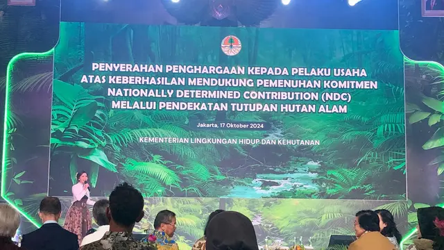 Acara penyerahan penghargaan kepada adik Prabowo dari KLHK