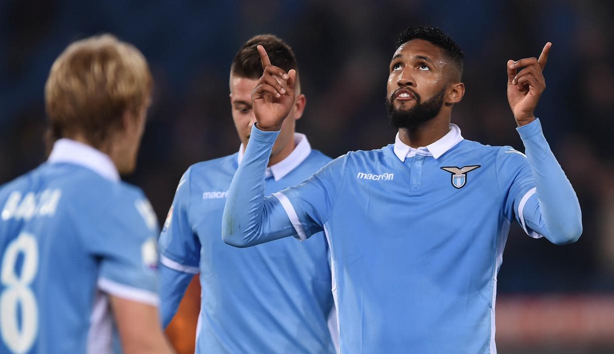7. Wallace (Lazio), setelah melalui dua musim peminjaman di Monaco dirinya kembali ke Serie A dengan kualitas yang meningkat. Kedisiplinannya menjaga area pertahanan membuat bek Brasil ini layak diperhitungkan. (AFP/Filippo Monteforte)
