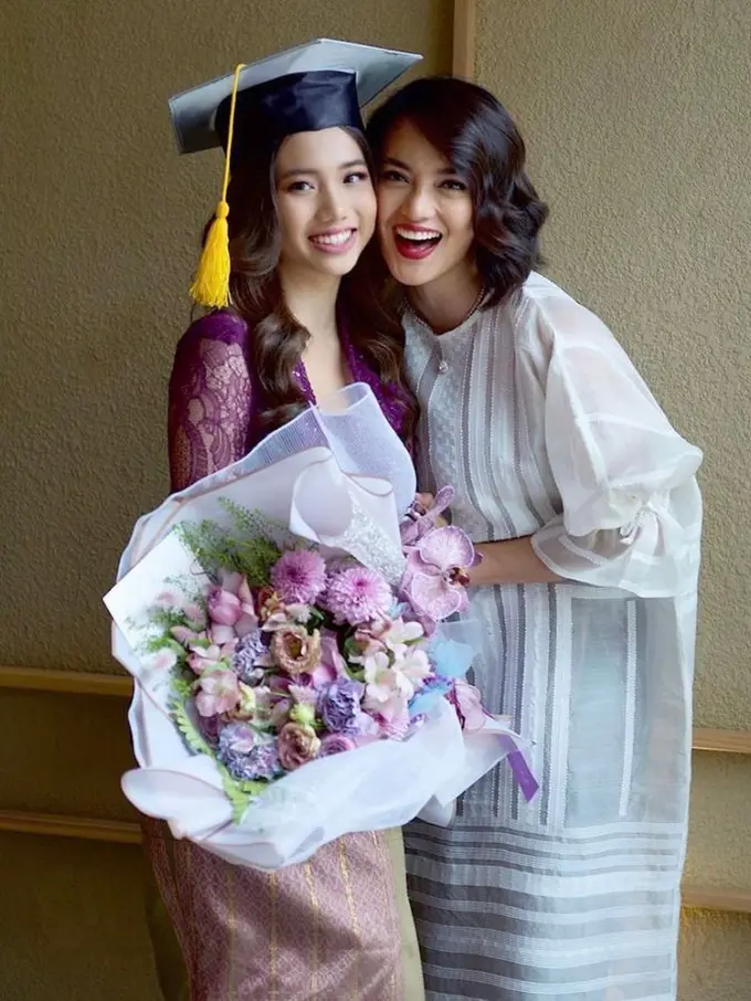 Pesona Jasmine Abeng, Putri Sulung Ririn Ekawati Berbalut Kebaya dan Kain Bugis Saat Wisuda SMA