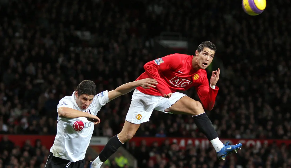 Cristiano Ronaldo yang bermain untuk Manchester United pada tahun 2003-2009 berada di peringkat 7. (AFP Photo/Andrew Yates)