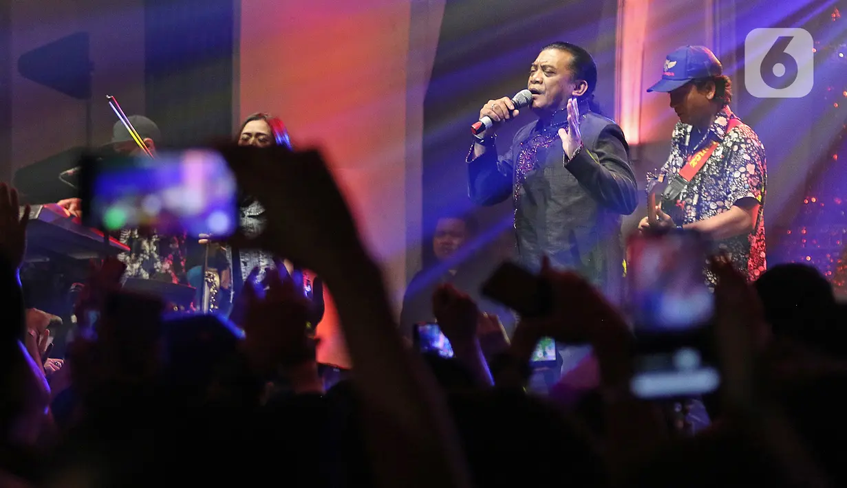 Didi Kempot saat tampil pada konser bertajuk "The Lord of Loro Ati" di kawasan SCBD, Jakarta, Jumat (6/12/2019). Lewat alunan musik campursari, “The Godfather of Broken Heart” membuat kita ambyar dalam lagu-lagu bertema cinta, patah hati, dan kehilangan orang terkasih. (Liputan6.com/Herman Zakharia)