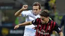 Bek AC Milan, Davide Calabria (kanan) berusaha mengontrol bola dari kejaran bek Lazio, Senad Lulic pada liga Italia di stadion San Siro, Milan, Italia, (21/9). AC Milan menang atas Lazio dengan skor 2-0. (REUTERS/Max Rossi)