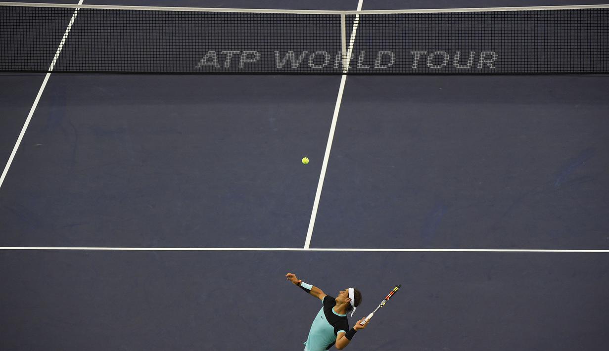Petenis Spanyol, Rafael Nadal melakukan servis pada laga Shanghai Masters melawan Ivo Karlovic di Shanghai, Tiongkok, Rabu (14/10/2015). (AFP Photo/Greg Baker)