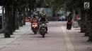 Sejumlah pengendara sepeda motor nekat menaiki jalur trotoar untuk menghindari kemacetan di Jalan Casablanca, Jakarta, Senin (8/1). Aksi tersebut memaksa pejalan kaki harus menepi menghindari kendaraan yang lewat. (Liputan6.com/Arya Manggala Nuswantoro)