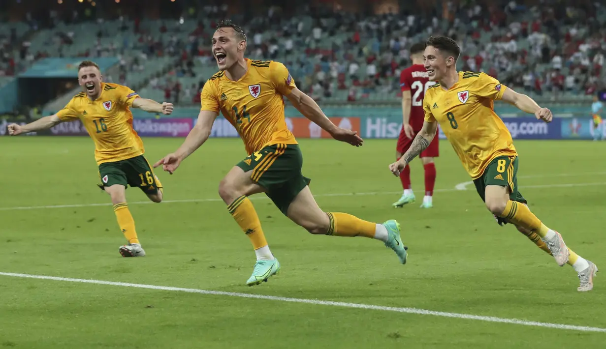 Bek Wales, Connor Roberts (tengah) melakukan selebrasi usai mencetak gol ke gawang Turki pada pertandingan grup A Euro 2020 di Stadion Olimpiade Baku di Baku, Rabu (16/6/2021). Wales menang atas Turki dengan skor 2-0. (Tolga Bozoglu/Pool Photo via AP)