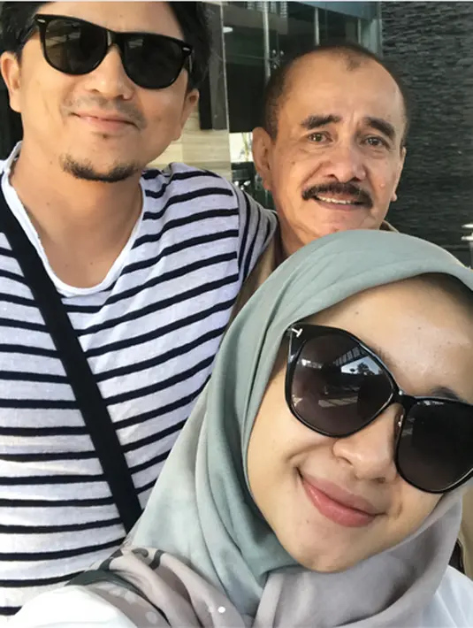 "Foto ini terakhir setelah saya pamit dengan keluarga untuk tinggal di malaysia. Tapi tenang saja, karena walaupun menjalankan kewajibannya mengikuti suami, Bella masih tetap warga negara Indonesia. "But im still WNI yaaaa," tulis Laudya Cynthia Bella.