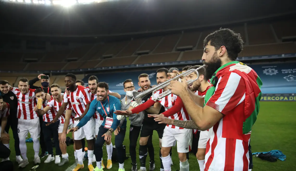Para pemain Athletic Bilbao berselebrasi saat merayakan kemenangan trofi Piala Super Spanyol usai mengalahkan Barcelona di stadion La Cartuja di Seville, Senin (18/1/2021). Ini menjadi trofi ketiga Bilbao di ajang Piala Super Spanyol. (AFP/RFEF/Pablo Garcia)