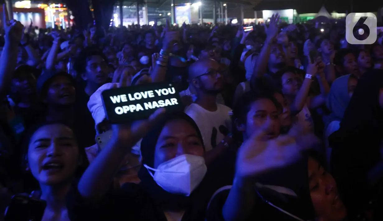 Penonton menyaksikan penampilan penyanyi Nassar yang tampil memeriahkan acara Pestapora di Gambir Expo, Kemayoran, Jakarta, Minggu (25/9/2022). Nassar tampil menghibur dengan membawakan lagu seperti 'Kereta Malam', 'Seperti Mati Lampu', dan Sekuntum 'Mawar Merah'. (Liputan6.com/Herman Zakharia)