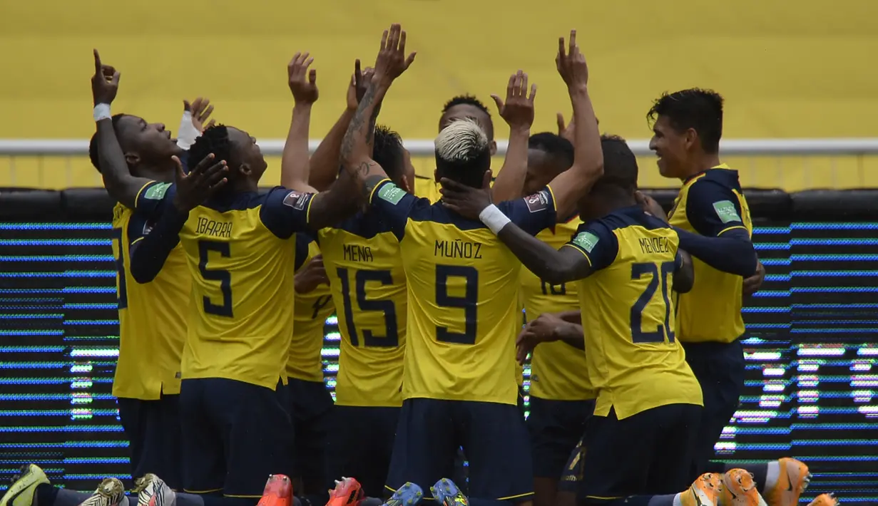 Para pemain Ekuador, merayakan gol pertama Ekuador yang dicetak Robert Arboleda, dalam laga lanjutan kualifikasi Piala Dunia 2022 zona CONMEBOL melawan Kolombia di Rodrigo Paz Delgado Stadium, Quito, Ekuador, Rabu (18/11/2020) pagi WIB. Ekuador menang 6-1 atas Kolombia. (AFP/Rodrigo Buendia/Pool)