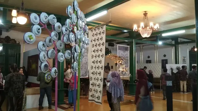 Melihat Karya Baru Seni Rupa Bernuansa Cirebon di Keraton Kacirebonan