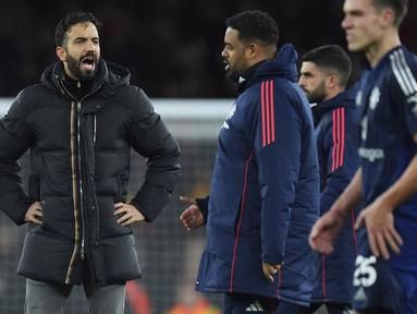 Ekspresi kecewa pelatih Manchester United, Ruben Amorim setelah timnya kalah dari Arsenal pada laga lanjutan Liga Inggris 2024/2025 di Emirates Stadium, London, Inggris, Kamis (05/12/2024) WIB. (AP Photo/Kirsty Wigglesworth)