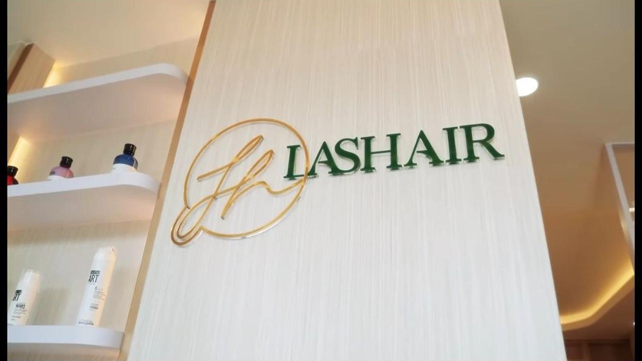 "Hal yang saya impikan akhirnya terwujud. Memiliki usaha di bidang kecantikan tercapai salah satunya dengan membuka Lashair Lounge @lashair.id
Usaha apapun yang penting halal, saya akan lakukan," tulis Nathalie Holscher di Instagram.