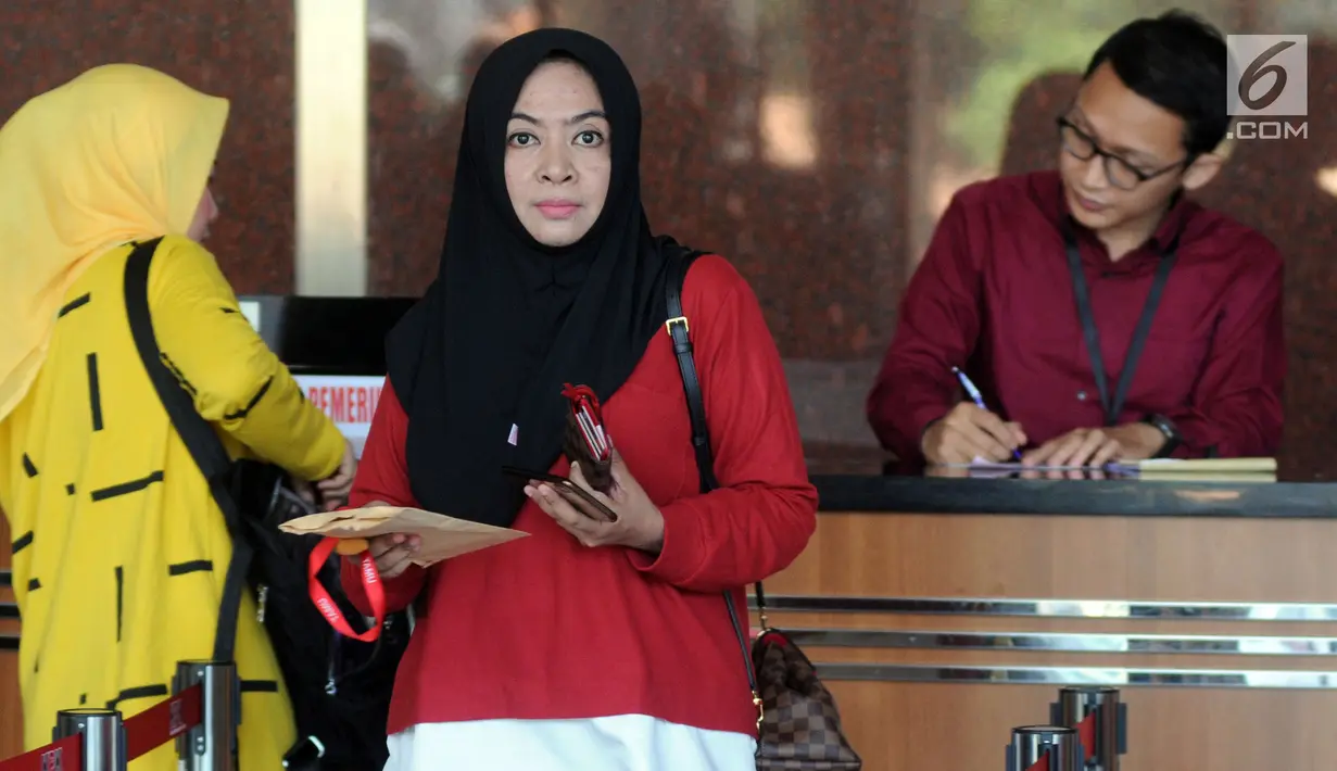 Mantan Anggota DPR Wa Ode Nurhayati bersiap menjalani pemeriksaan di gedung KPK, Jakarta, Rabu (21/8/2019). Wa Ode diperiksa sebagai saksi dalam kasus korupsi pengadaan proyek KTP Elektronik (E-KTP) untuk tersangka Direktur Utama PT Sandipala Arthaputra, Paulus Tannos. (merdeka.com/Dwi Narwoko)