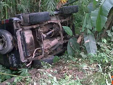 Citizen6, Sumatera: Mobil terguling kekebun di daerah Durian Daun, Sumatera Selatan. (Pengirim: Toni)