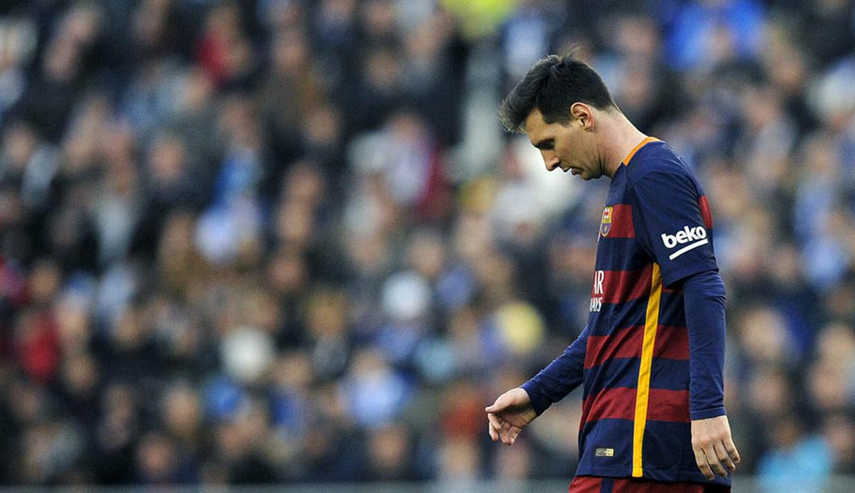 Bintang Barcelona, Lionel Messi, tampak murung gagal mencetak gol ke gawang Espanyol pada laga La Liga Spanyol di Stadion Cornella de Llobregat, Spanyol, Minggu (3/1/2016). Kedua tim bermain imbang 0-0. (Reuters/Stringer)