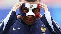 Masker pelindung Mbappe bertema bendera Prancis dan dilengkapi dengan logo federasi Prancis di bagian tengahnya. (FRANCK FIFE / AFP)