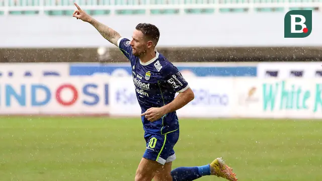 Foto: Aksi Tendangan Jarak Jauh Marc Klok ke Gawang Arema FC Bawa Persib Kembali Gusur Persija