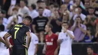 Striker Juventus, Cristiano Ronaldo, menerima kartu merah pada laga Grup H Liga Champions, di Mestalla, Rabu (19/9/2018). (AFP/Javier Soriano)