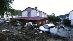 Kendaraan yang hancur setelah banjir dan tanah longsor di kota Bozkurt di provinsi Kastamonu, Turki, Kamis (12/8/2021). Banjir menghancurkan rumah-rumah dan jembatan-jembatan dan menyapu mobil-mobil oleh arus deras.  (IHA via AP)