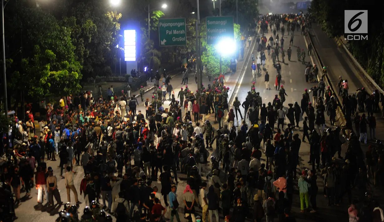 Massa aksi memadati Jalan Pejompongan, Jakarta, Senin (30/9/2019). Hingga saat ini, aparat kepolisian dibantu personel TNI terus mendorong dan membubarkan massa aksi hingga ke kawasan Slipi. (merdeka.com/Arie Basuki)